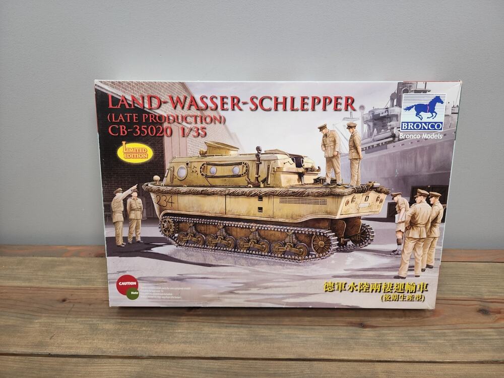 Bronco Models CB-35020 1:35 Scale Land-Wasser-Schlepper (Late Production)